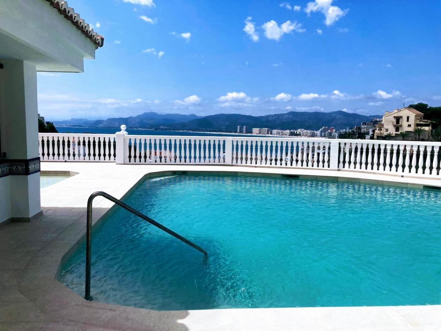 Royal Beach - Appartment With Sea View & Terrace 法罗德卡勒拉 外观 照片